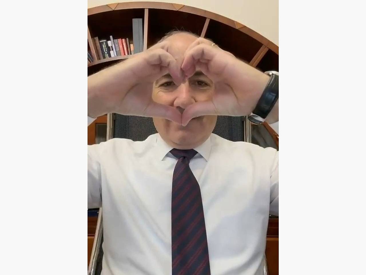 Пашинян включил песню Макана о любви и показал сердечко