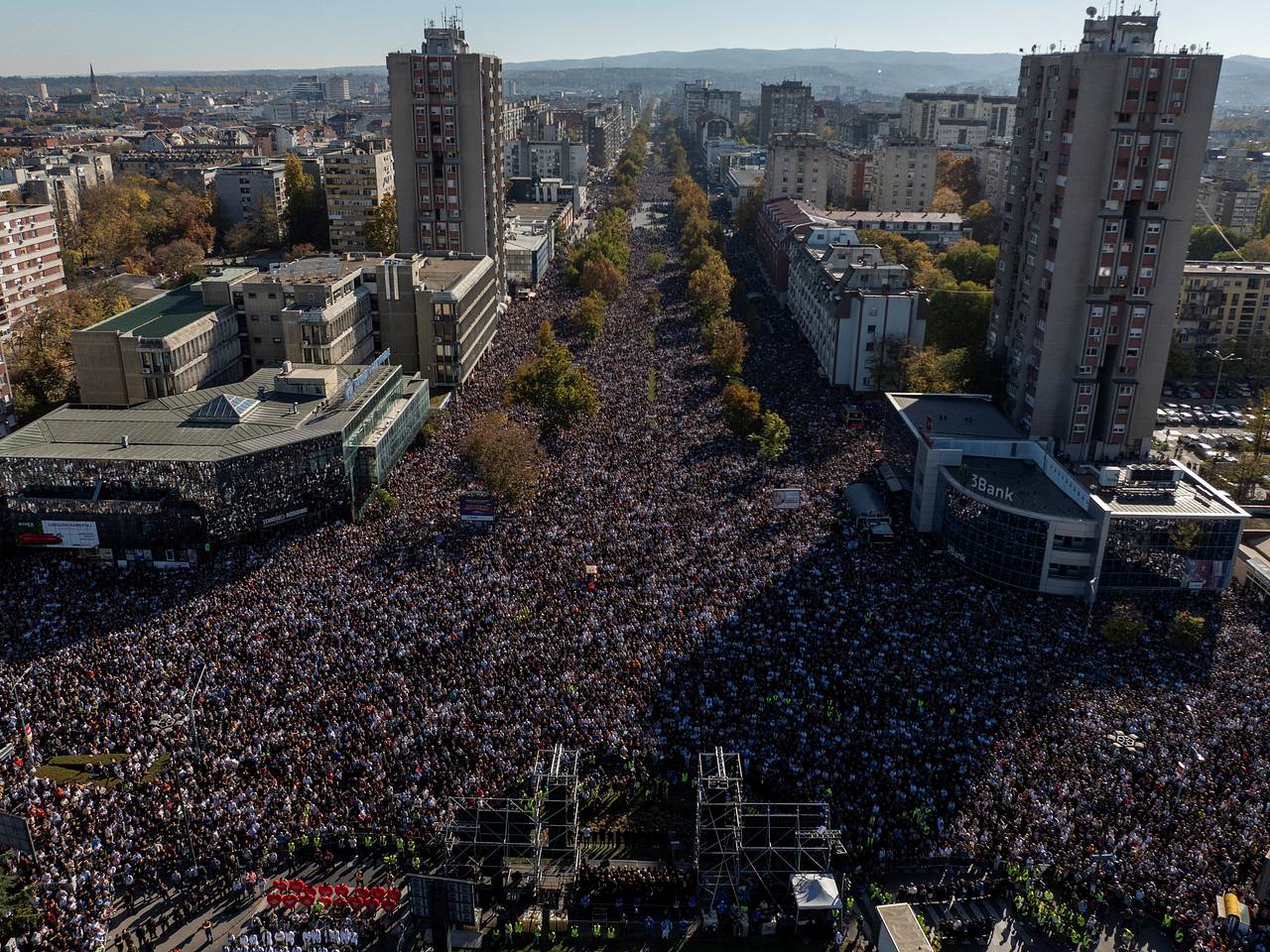 Тысячи сербов вышли на площадь в Нови-Саде и попали на видео