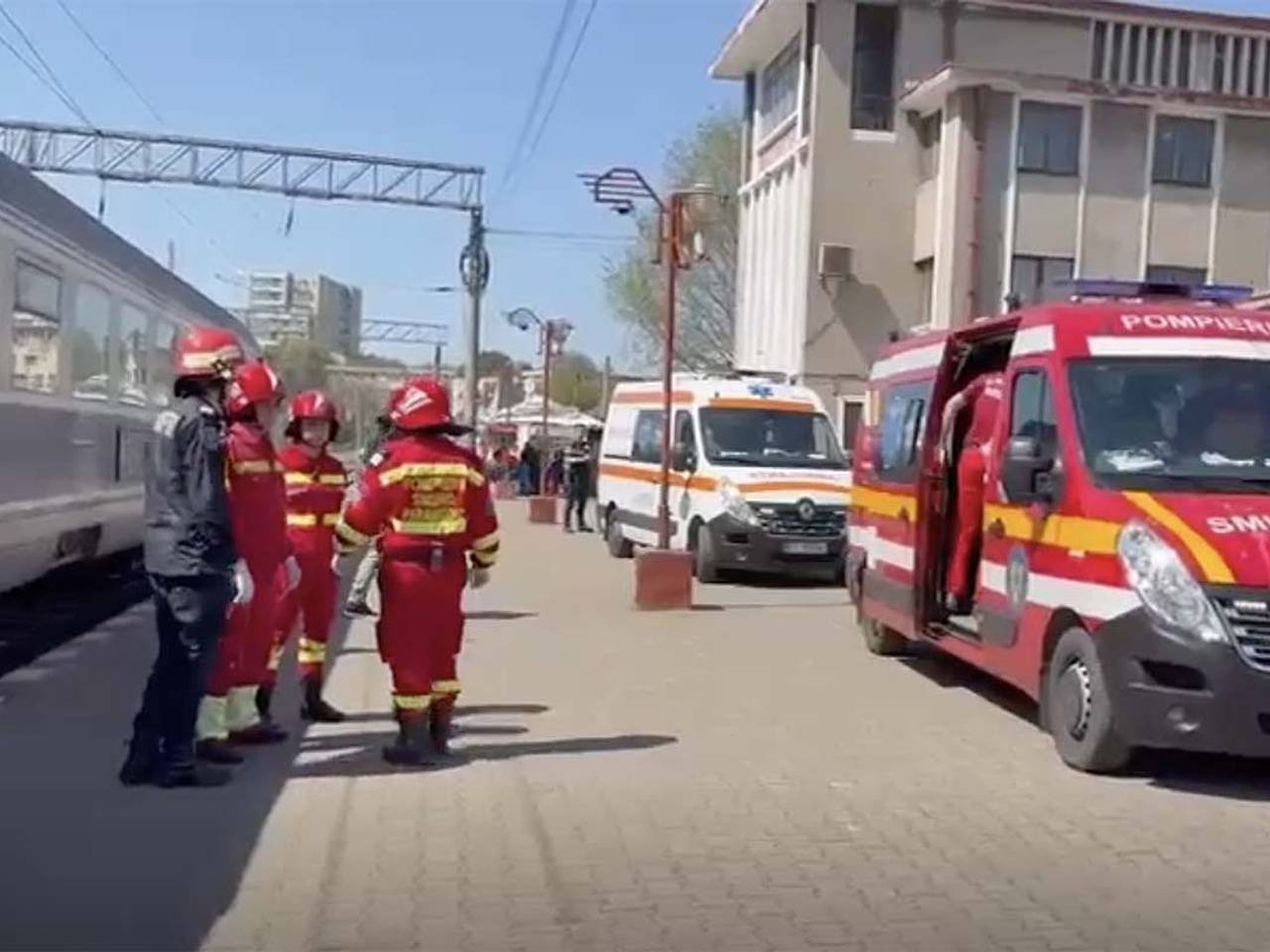 Поезда столкнулись на вокзале в европейской стране